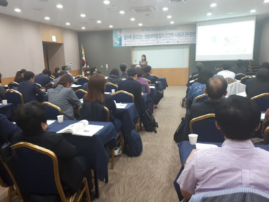 유명순 서울대 보건대학원 교수가 16일 오후 서울 강남구 한국과총에서 열린 포럼에서 생활화학물질 위해성 관련 정보공유 체계에 대해 발표하고 있다.